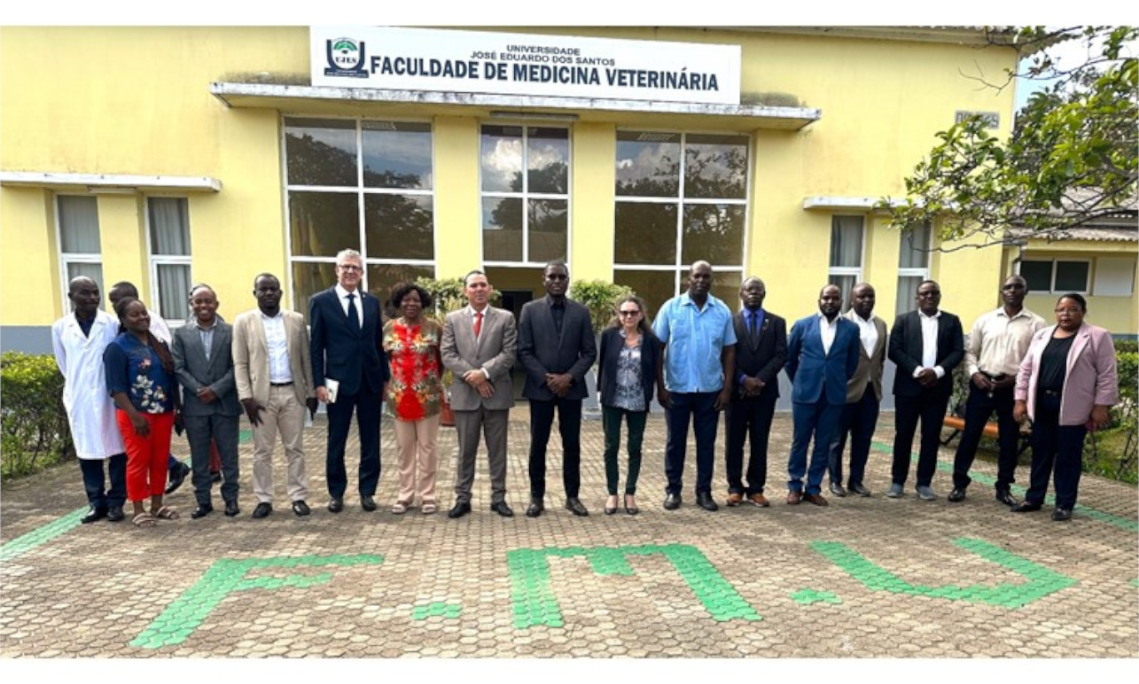 VISITA DE SUA EXCELÊNCIA A EMBAIXADORA DA REPÚBLICA FRANCESA À FMV-UJES